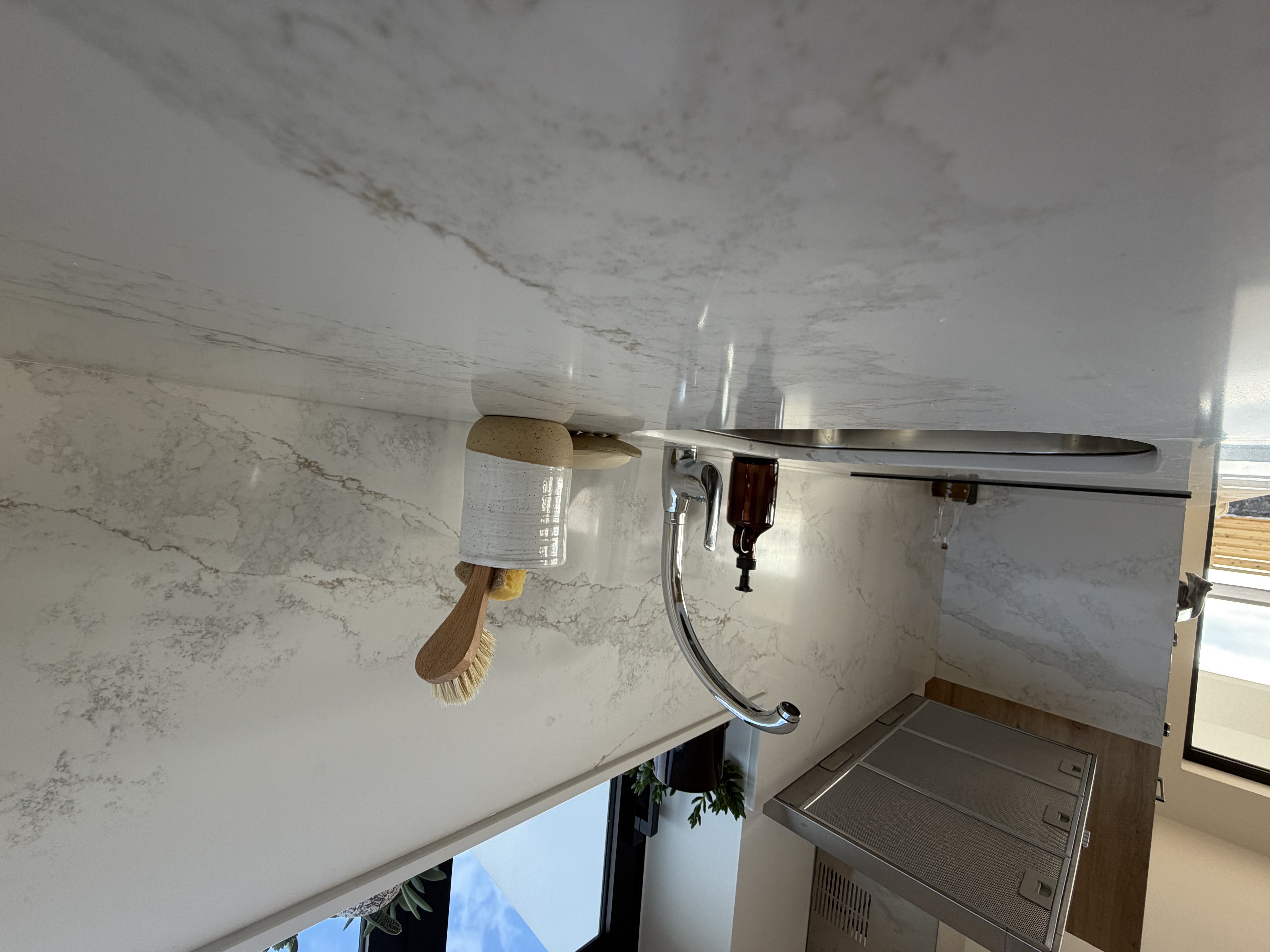 Minimal details and ceramics in the kitchen