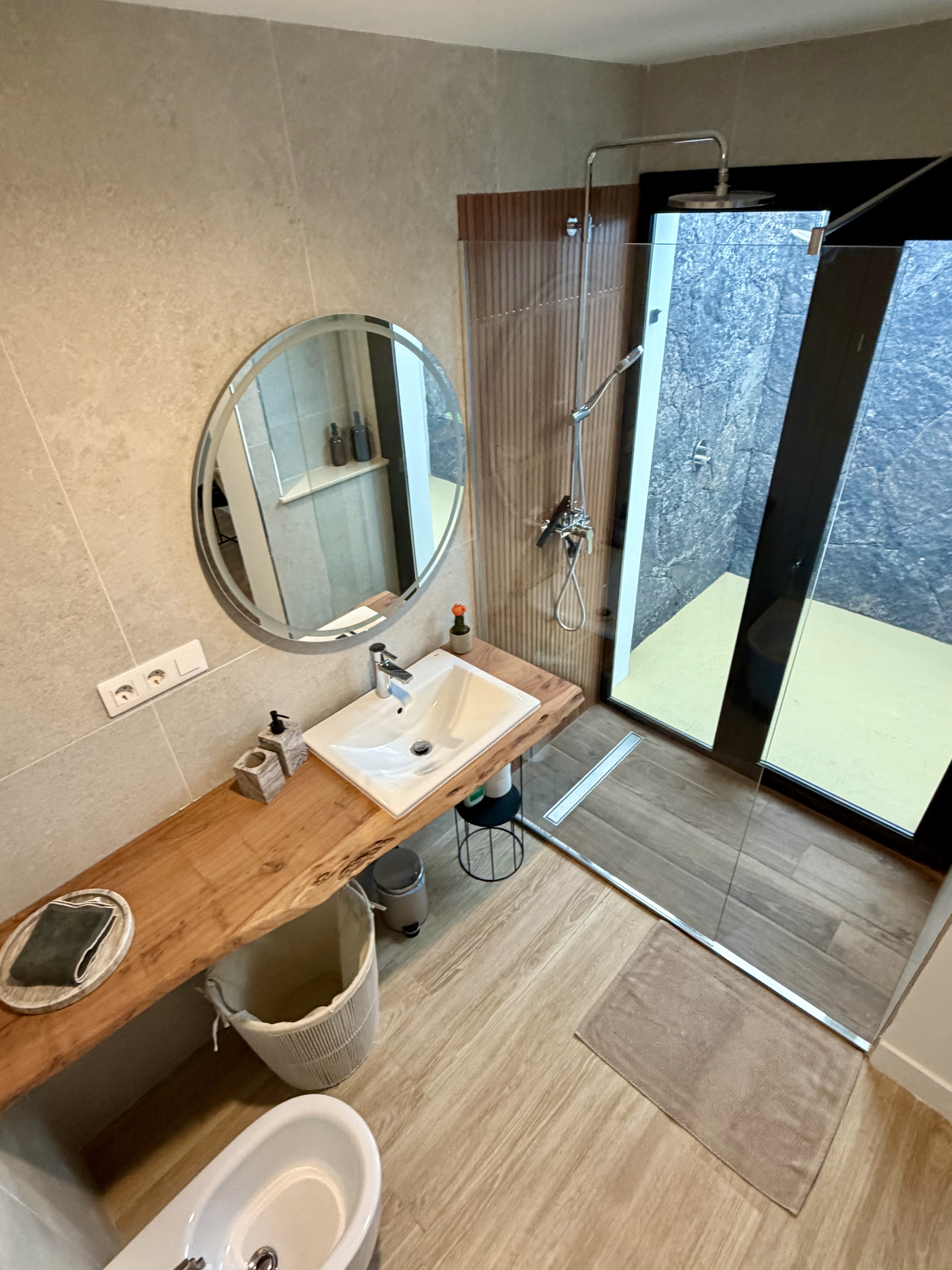 Bathroom with walk-in shower and natural finishes
