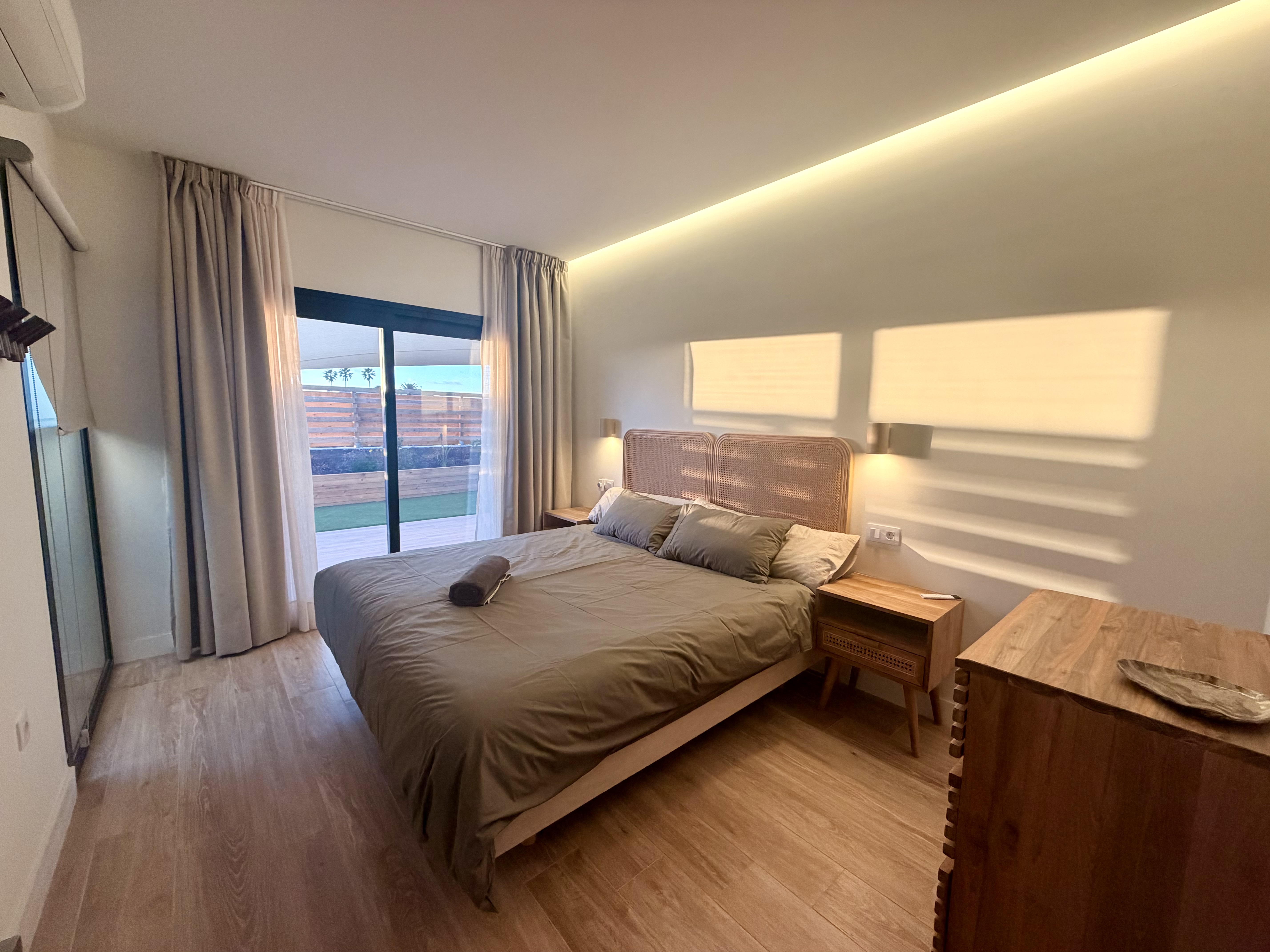 Calm bedroom with Japandi decor at Elements Lajares