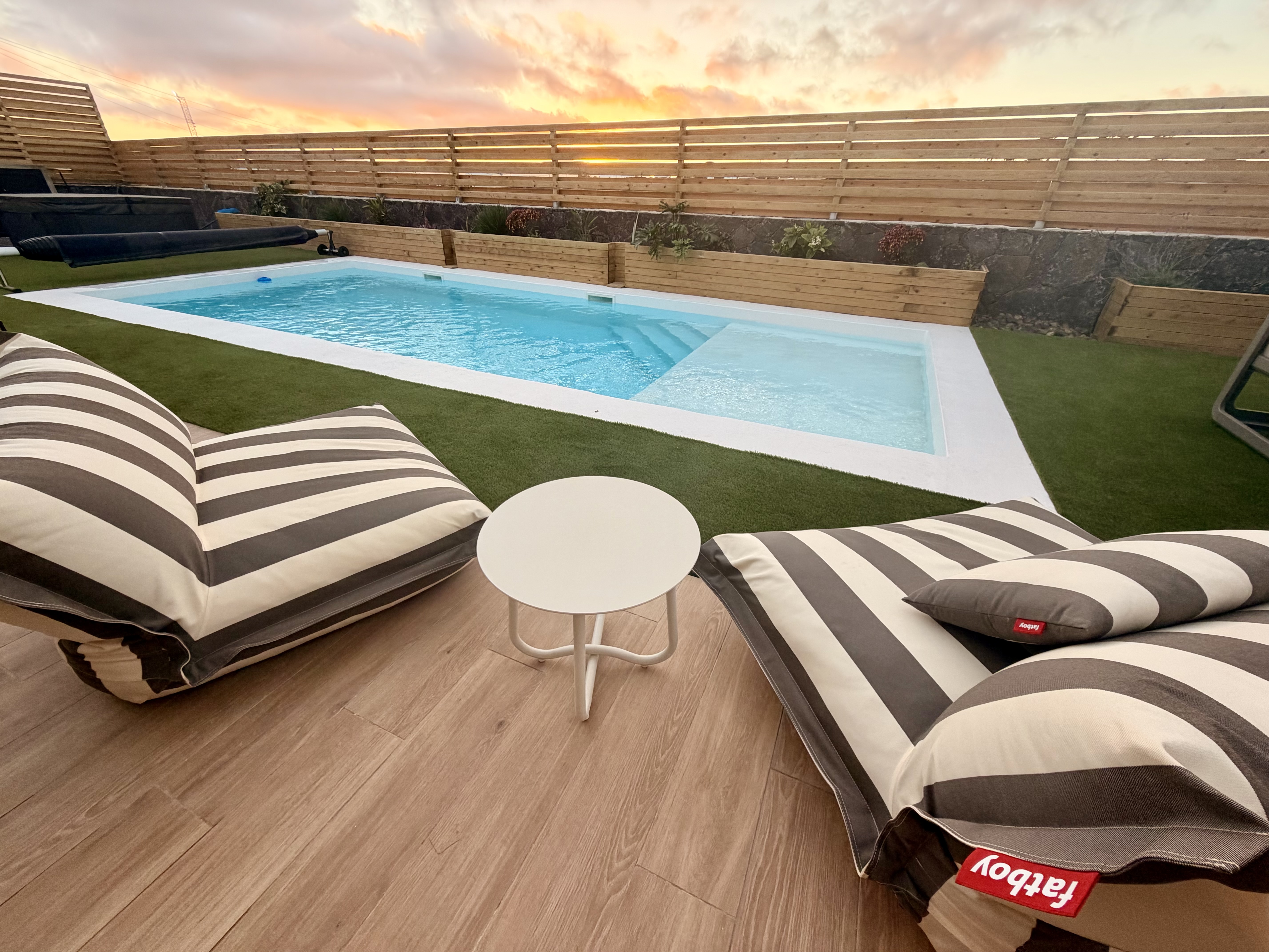 Outdoor garden with swimming pool and jacuzzi at Elements Lajares